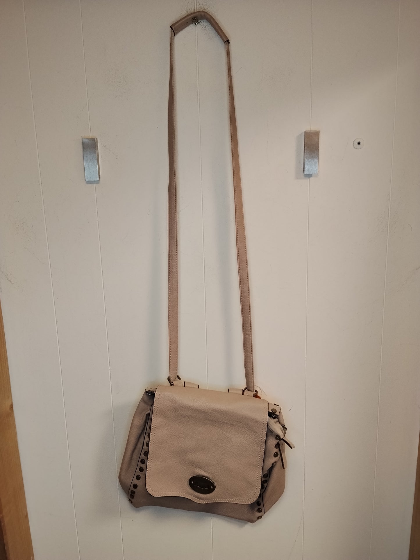 Borsa Zaino Donna Beige Convertibile Tracolla con Borchie Casual