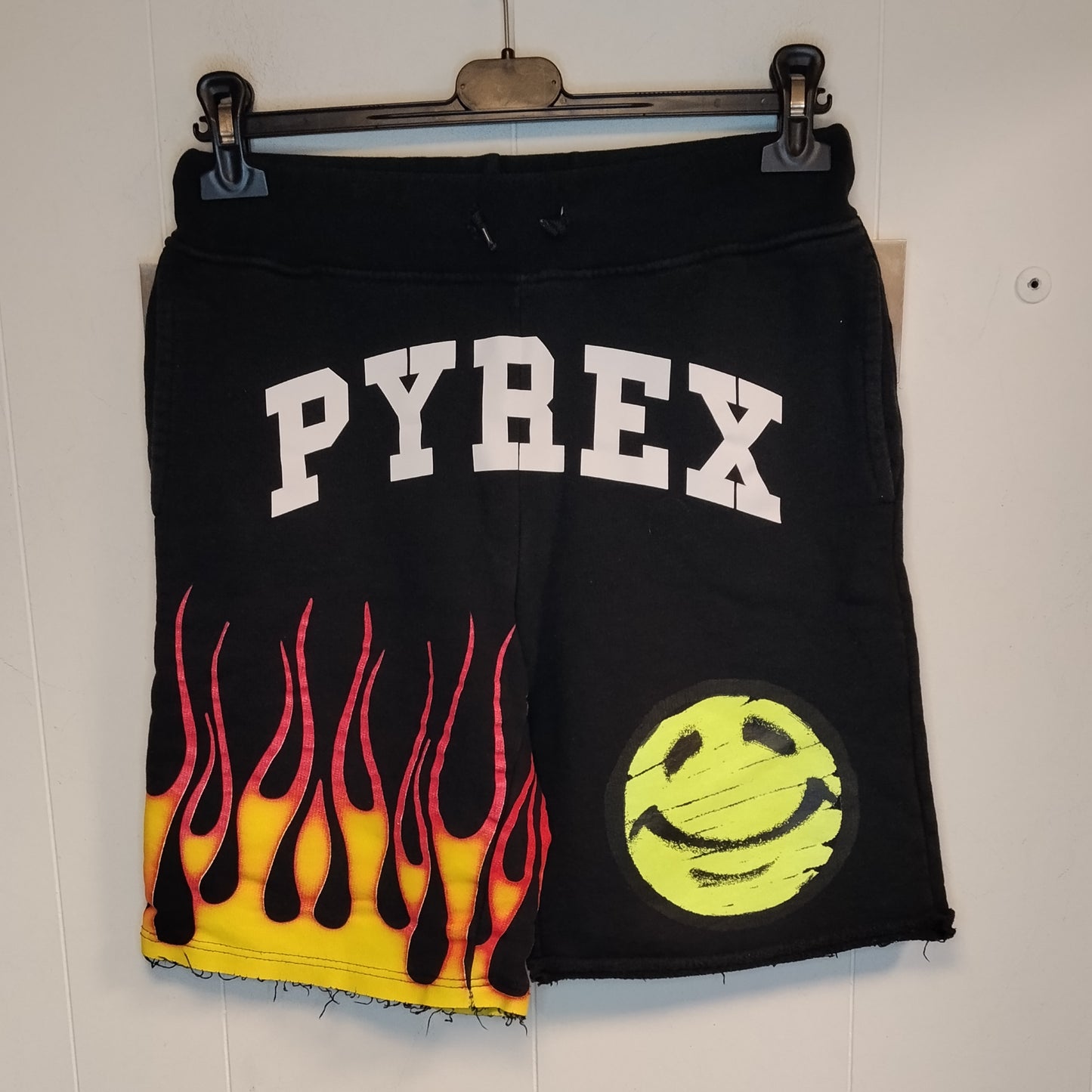 Bermuda Uomo Pyrex Nero con Fiamme e Smile Stampa Streetwear Taglia S