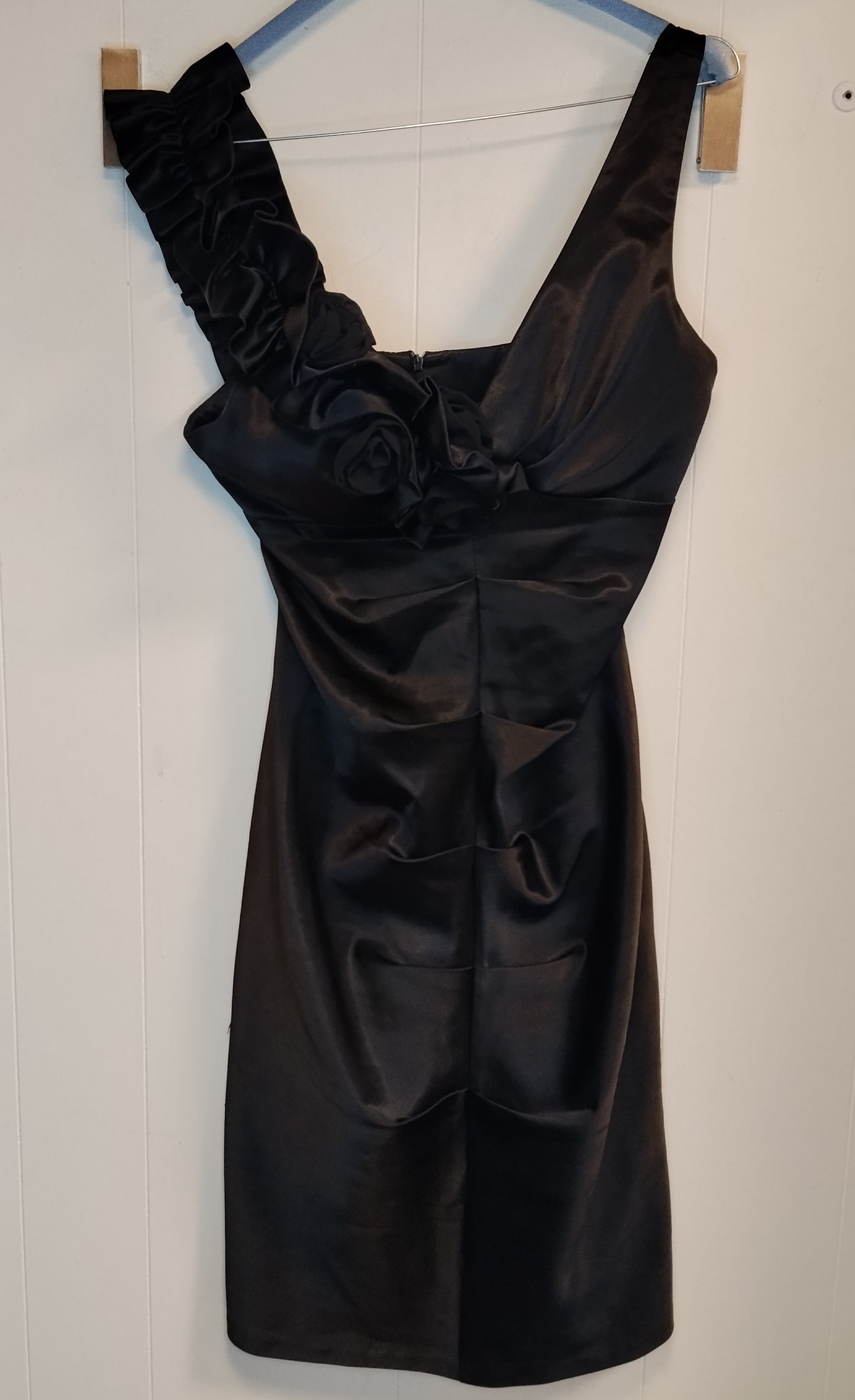 Abito Elegante Nemo Nero Monospalla con Volant e Rosa Taglia S