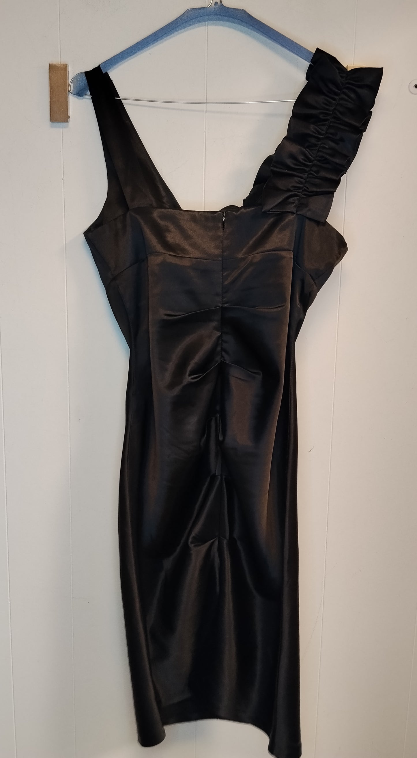 Abito Elegante Nemo Nero Monospalla con Volant e Rosa Taglia S